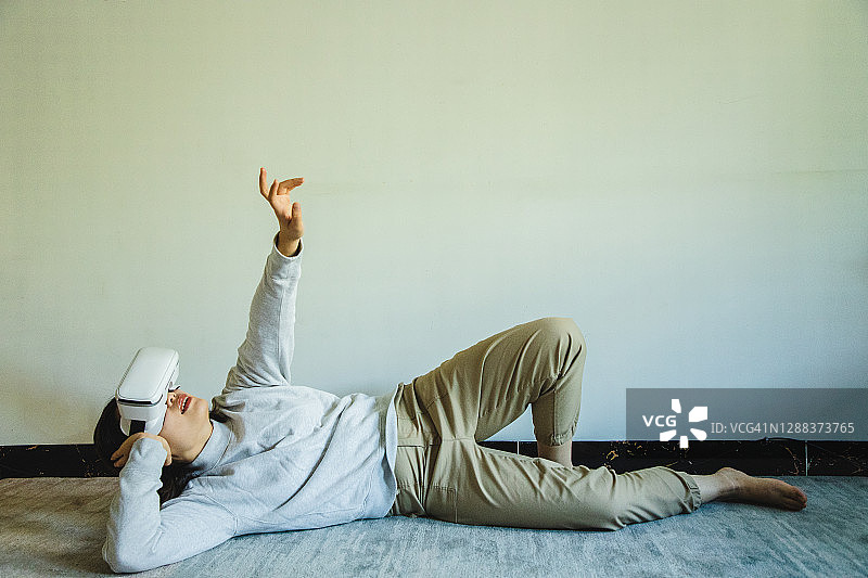 在家使用VR头显的亚洲女性图片素材