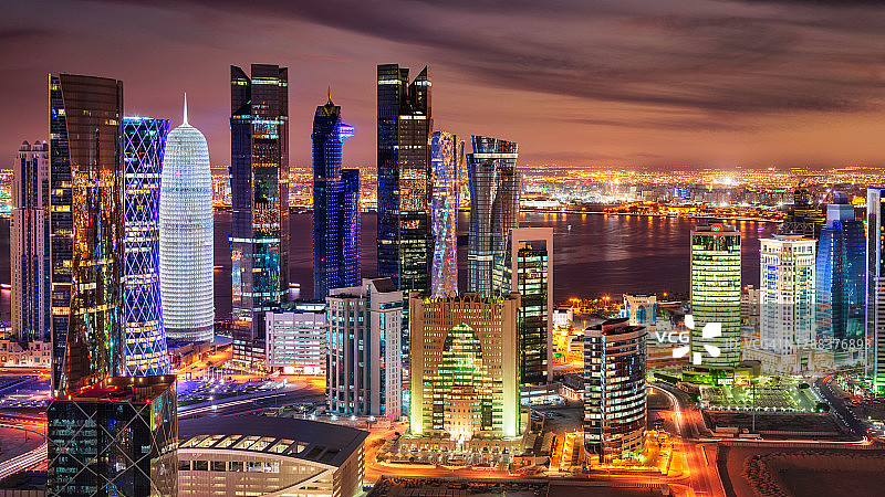 卡塔尔多哈夜景全景：灯火通明的现代化城市图片素材