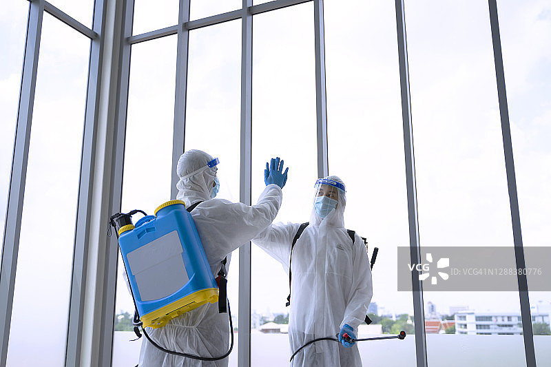 工人们和同事一起工作图片素材