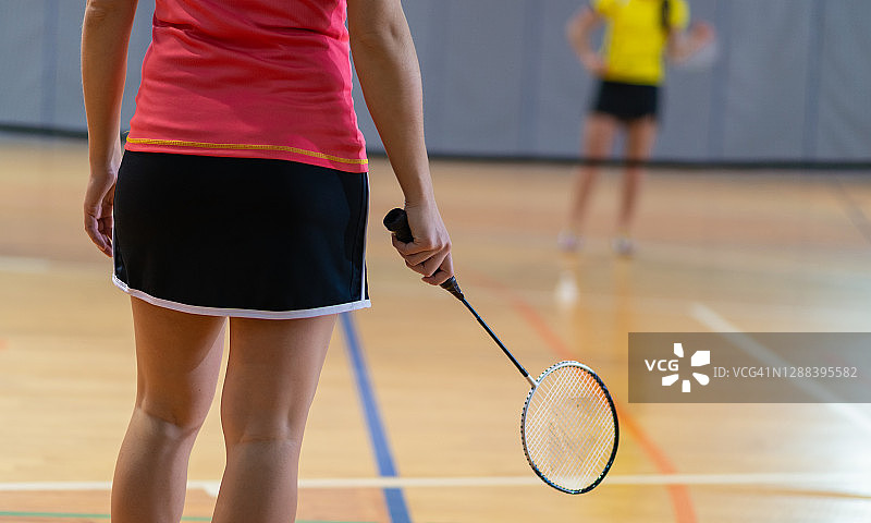女人打羽毛球图片素材