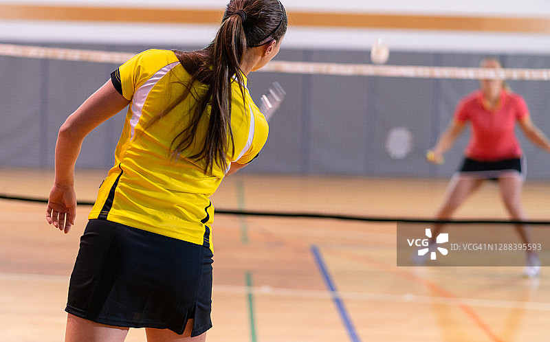 女人打羽毛球图片素材