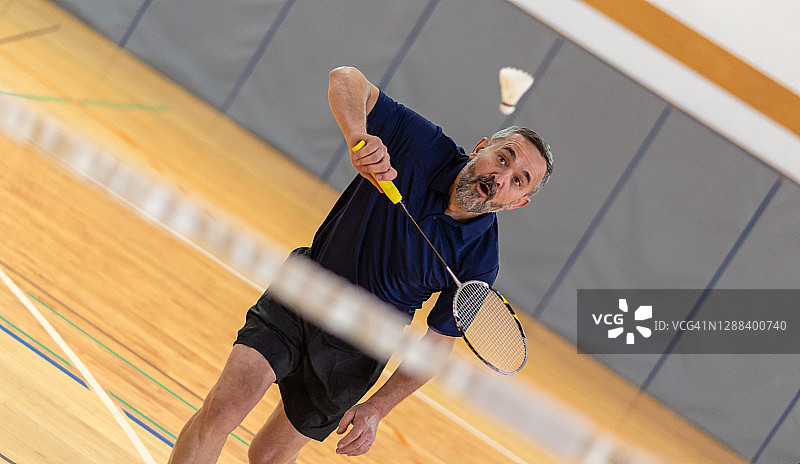 男人打羽毛球图片素材