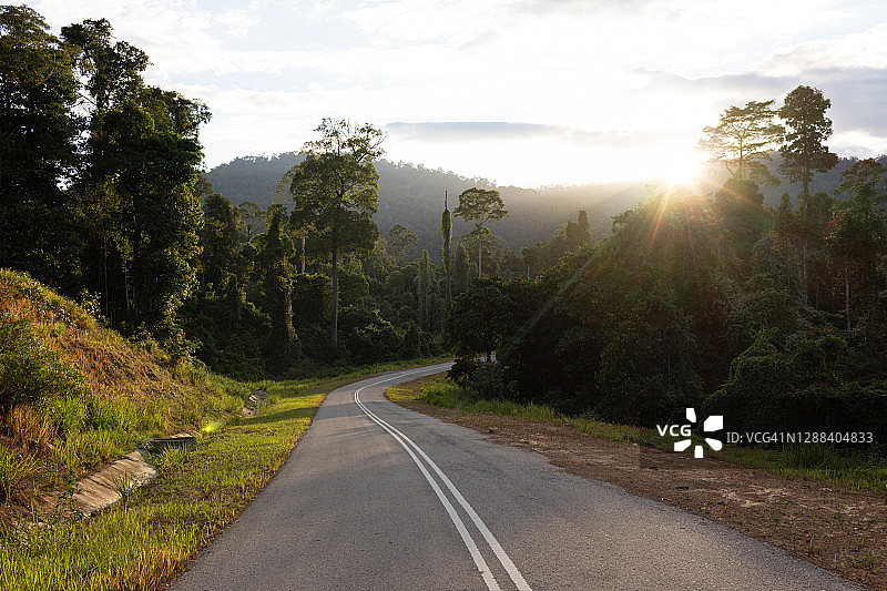 马来西亚婆罗洲马廖盆地的日落道路图片素材
