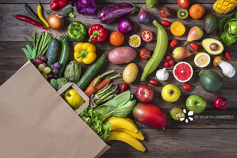 装满果蔬的纯素购物袋图片素材