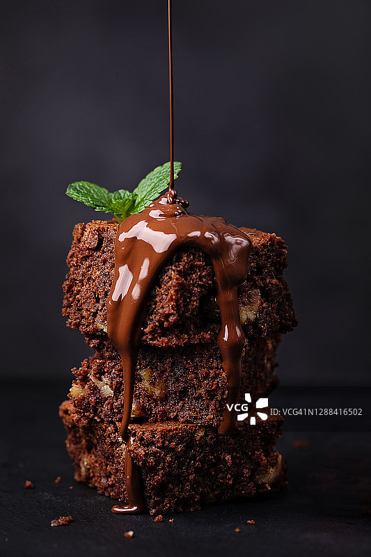 将融化的巧克力淋在布朗尼蛋糕上图片素材