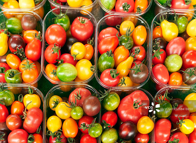 法国贝顿市场上的彩色樱桃番茄塑料盆特写图片素材