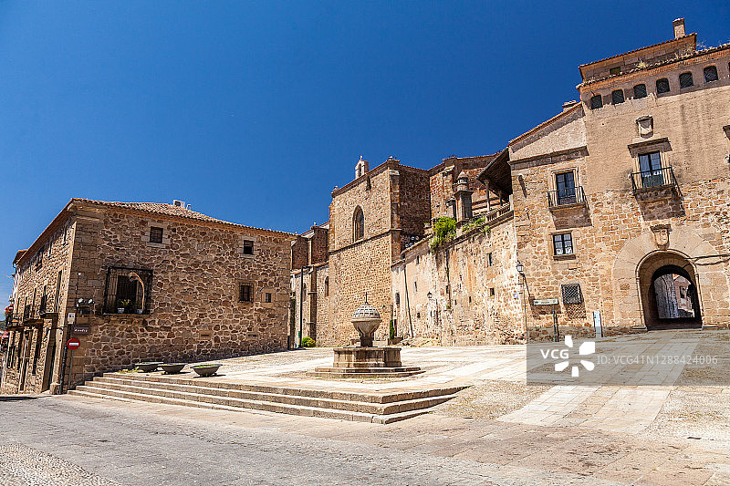 普拉森西亚老城区的圣尼古拉斯广场图片素材