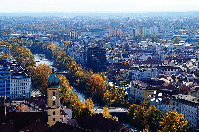 奥地利格拉茨城市屋顶、穆尔河与秋日阳光图片素材