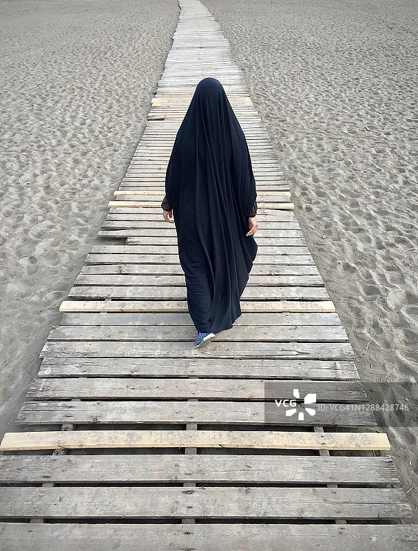 戴盖头巾的穆斯林阿拉伯妇女在行走图片素材