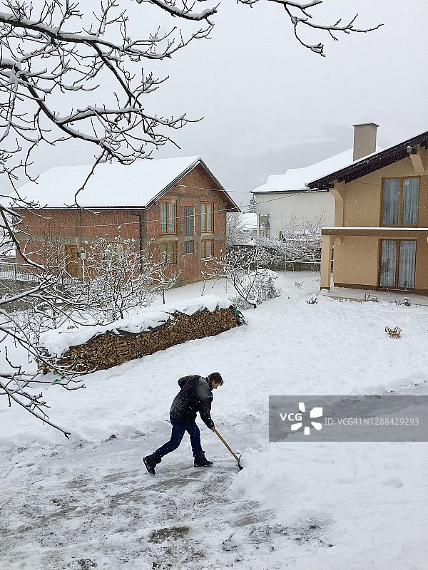 男子正在铲雪图片素材