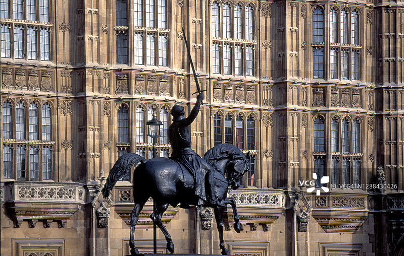 议会大厦外的狮心理查德雕像图片素材
