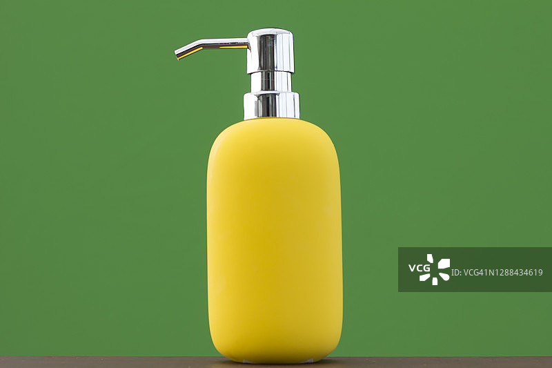 绿色背景上的黄色分配器图片素材