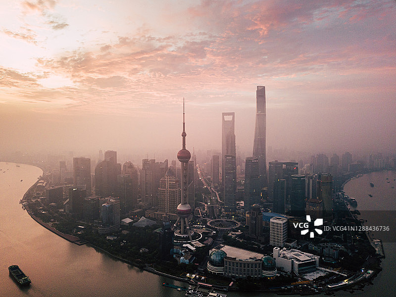 日出时分上海天际线无人机视角图片素材