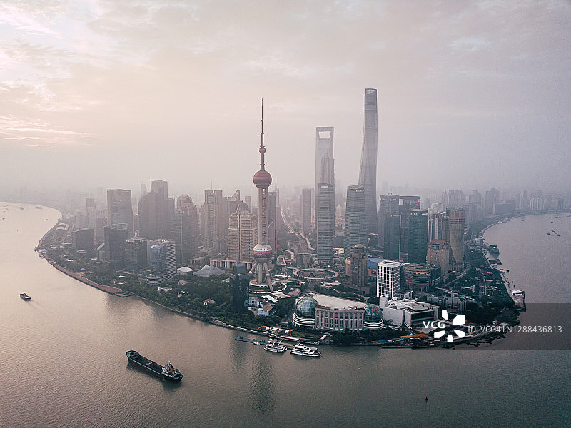 日出时分上海天际线无人机视角图片素材