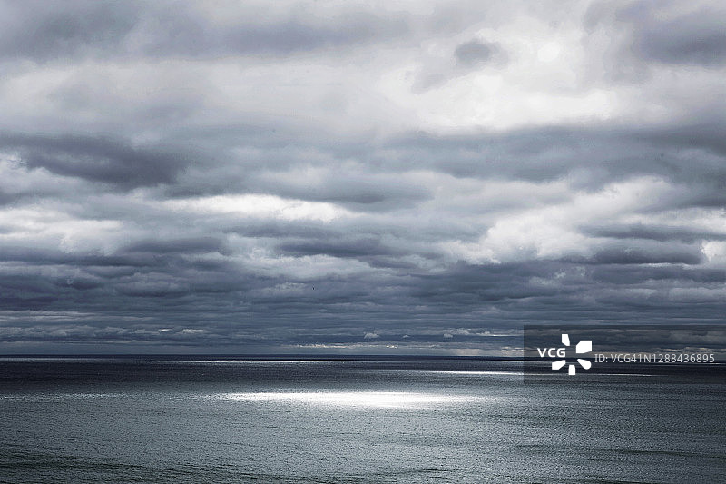 闪耀的光池图片素材