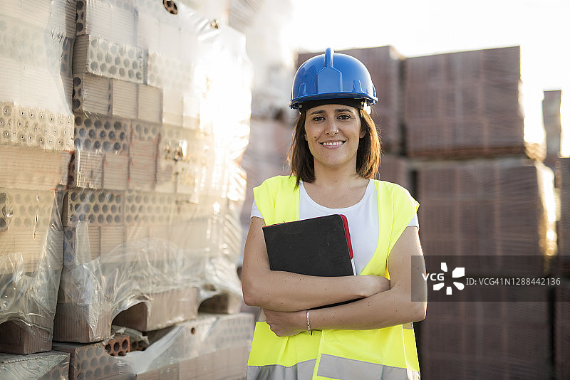 建筑公司里用平板电脑查看摄像头的女人图片素材