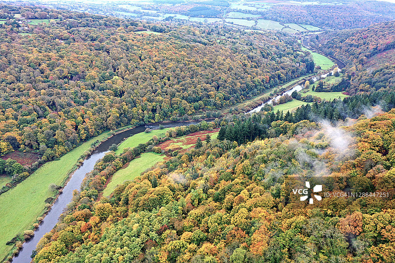 无人机拍摄的威尔士Llandogo村附近怀伊河谷鸟瞰图图片素材