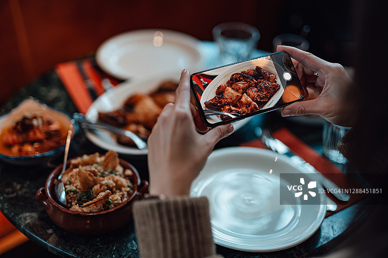 美食博主为社交媒体拍摄美食图片素材