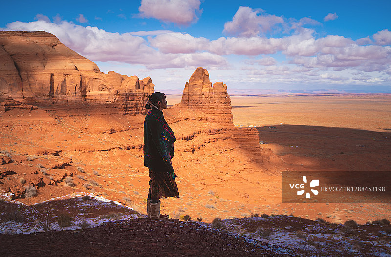 纪念碑谷亚利桑那州欣赏风景的纳瓦霍族年轻女性图片素材