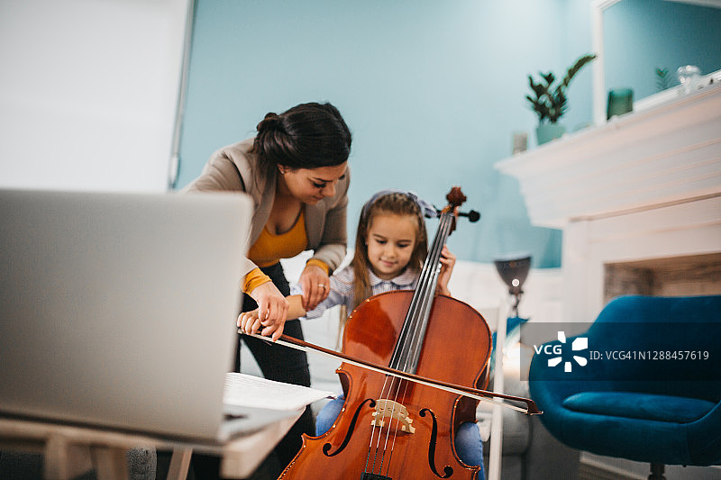 大提琴老师和学生图片素材