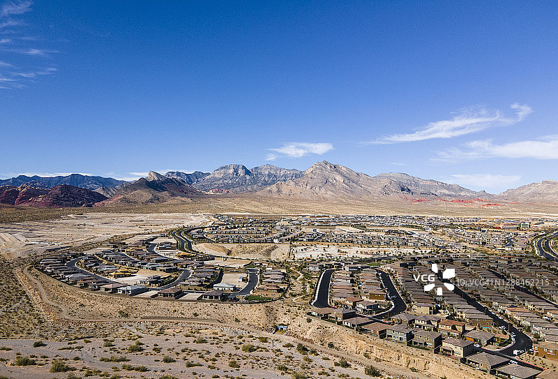 沙漠景观上的城市住宅开发项目图片素材