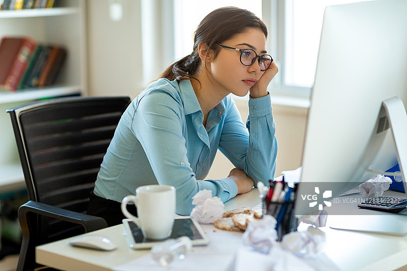 办公室里感到无聊的女人图片素材