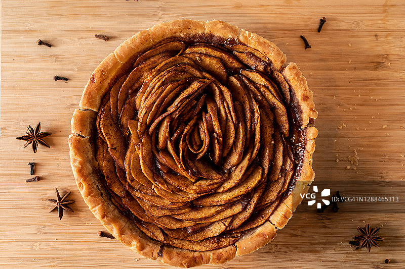 砧板上的自制纯素苹果派图片素材