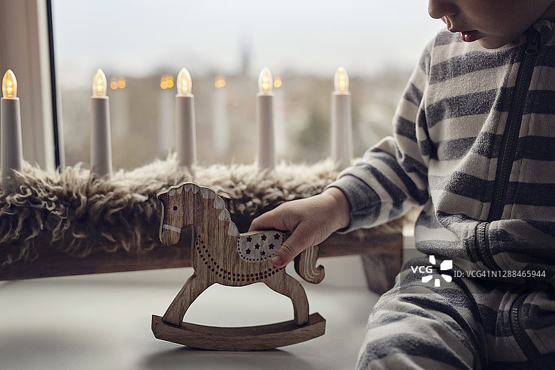 婴儿玩玩具摇马图片素材