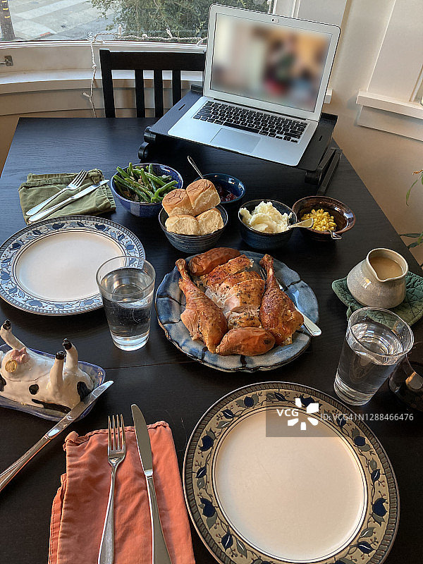 俯视角度拍摄的带有笔记本电脑的节日晚餐图片素材