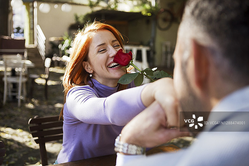 情侣在舒适的咖啡馆里享受浪漫时光图片素材