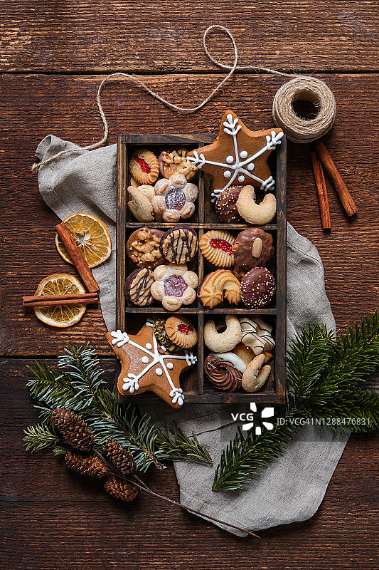 乡村木制厨房里的姜饼圣诞饼干盒图片素材