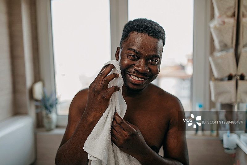 做早晨例行事项的年轻人图片素材