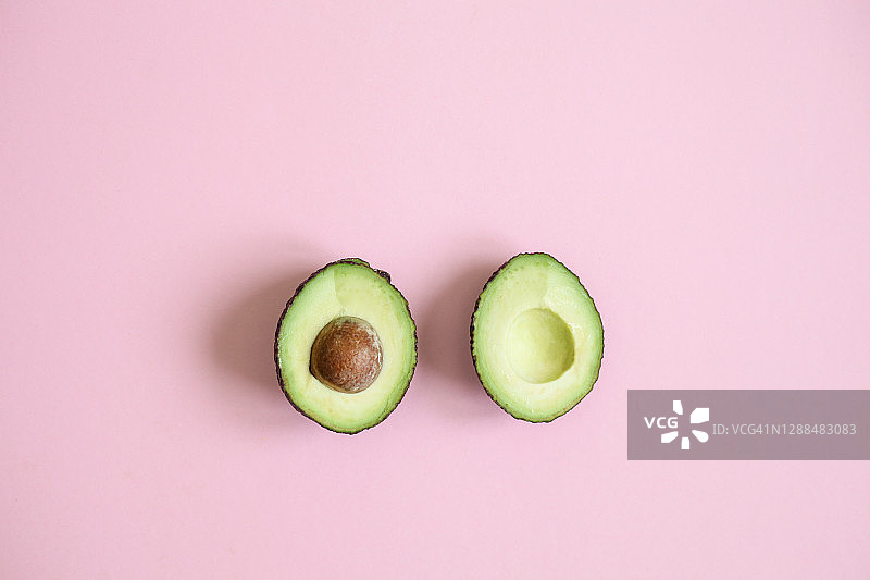 牛油果切半扁平风静物摆拍，粉色背景图片素材