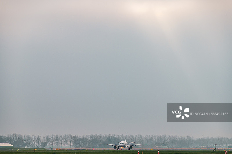 阴天跑道上的飞机图片素材