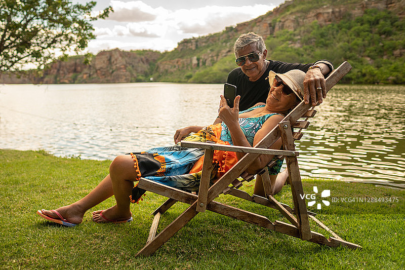 老年夫妇放松地进行视频通话图片素材