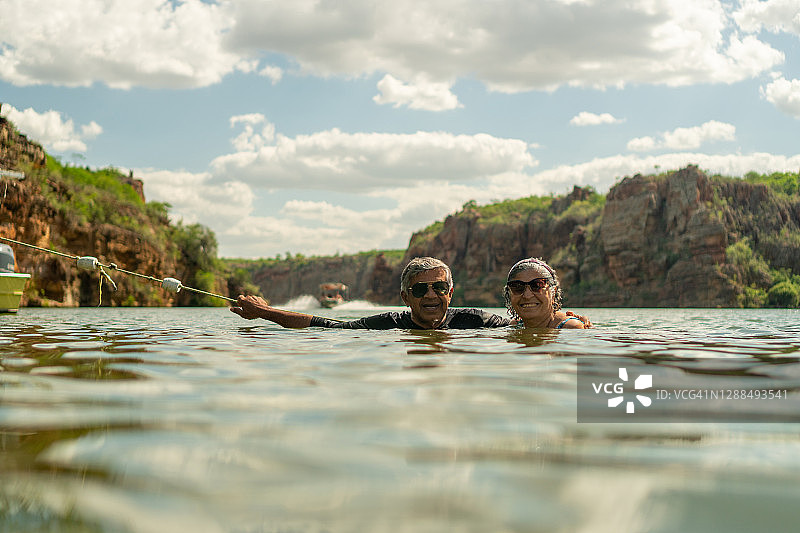 老年夫妇在圣弗朗西斯科河畔放松图片素材
