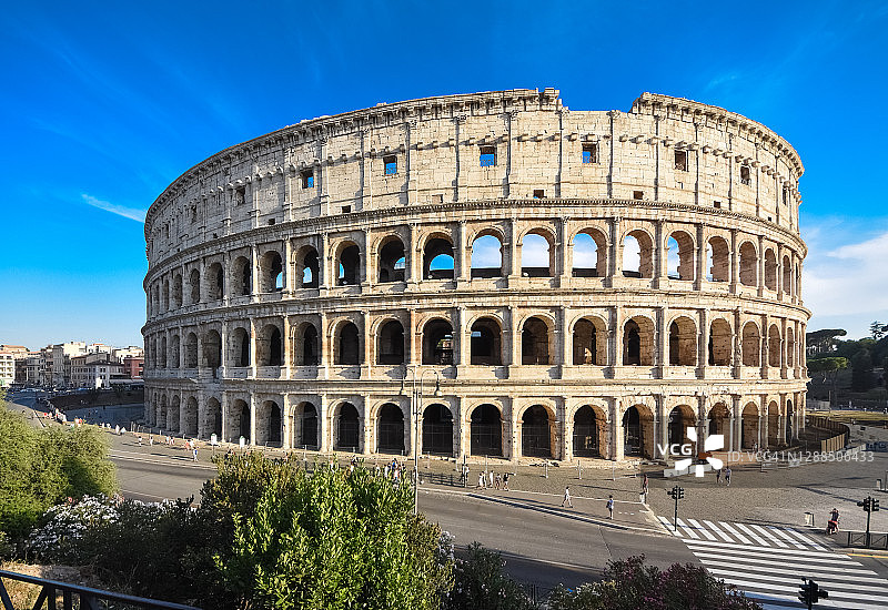 阳光明媚的日子里，世界闻名的罗马斗兽场，位于意大利拉齐奥罗马图片素材
