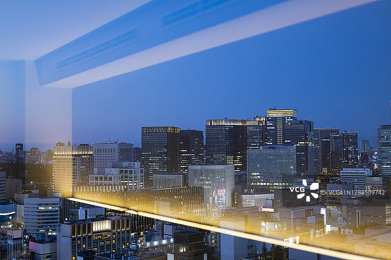 东京银座区窗户倒影与街景图片素材