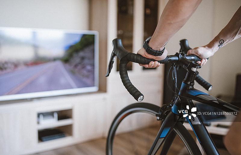 运动员在家骑自行车训练图片素材
