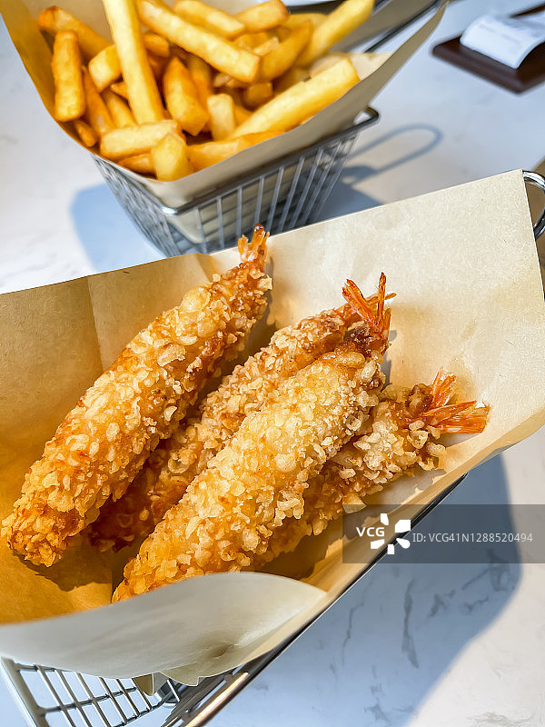 炸薯条和面包屑炸凤尾鱼图片素材