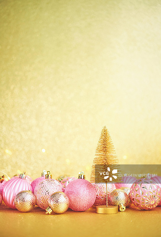 粉色和金色装饰的圣诞树闪光背景图片素材