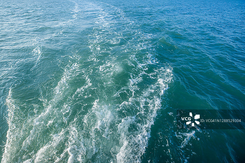 阳光下的大海波浪图片素材