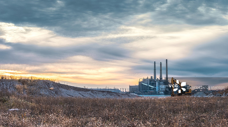 工业烟囱 - 秋季图片素材