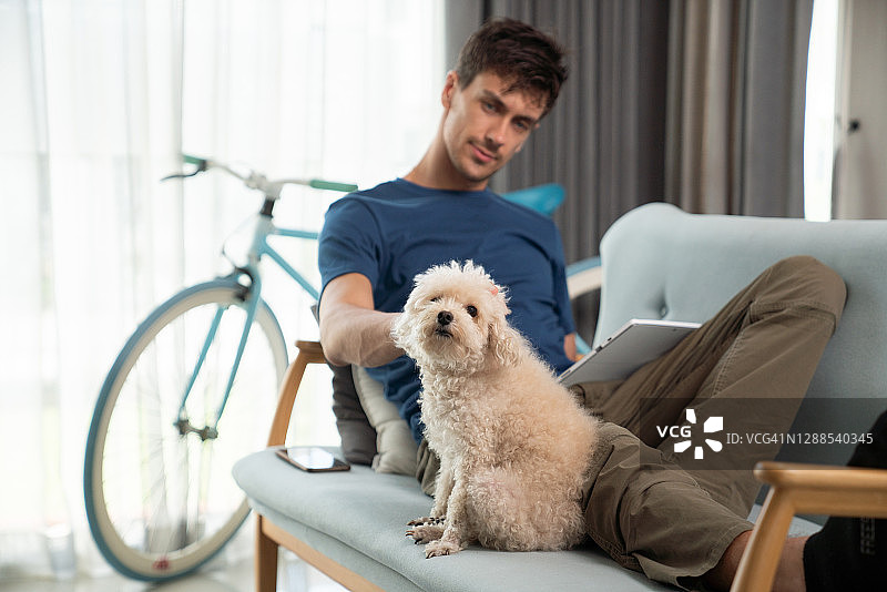 在家工作或整理家庭财务的中年男人图片素材