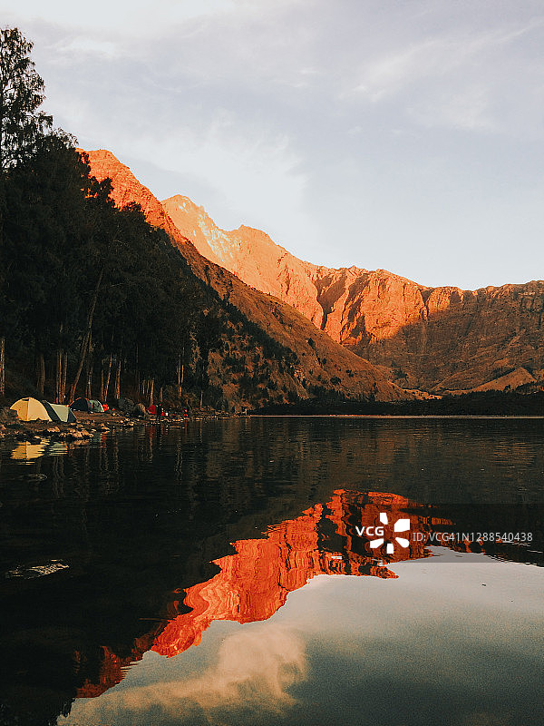 印度尼西亚林贾尼火山Segara anak湖美景图片素材