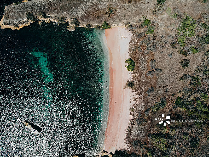 印度尼西亚科莫多国家公园粉红海滩鸟瞰图图片素材