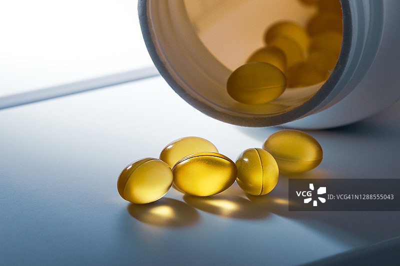 透明黄色液体胶囊图片素材