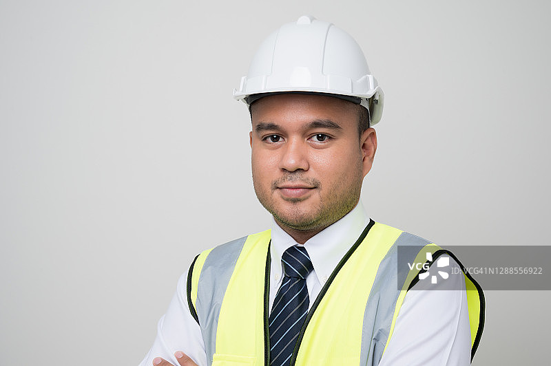 佩戴安全帽的年轻亚洲土木工程师图片素材