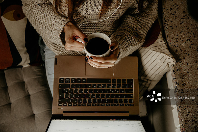 笔记本电脑、咖啡、耳机和创意角落图片素材