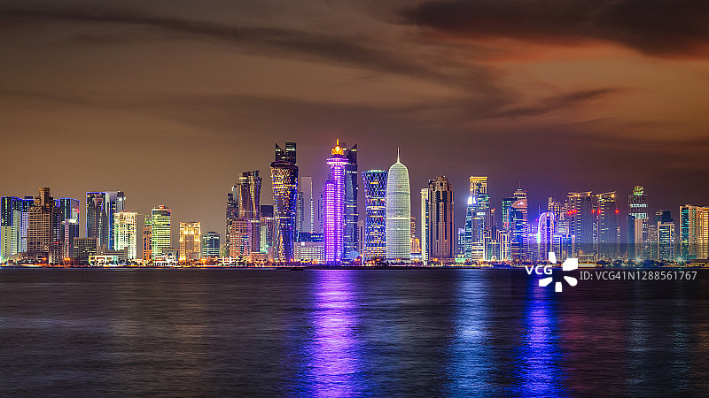 卡塔尔中东地区多哈夜景全景图片素材